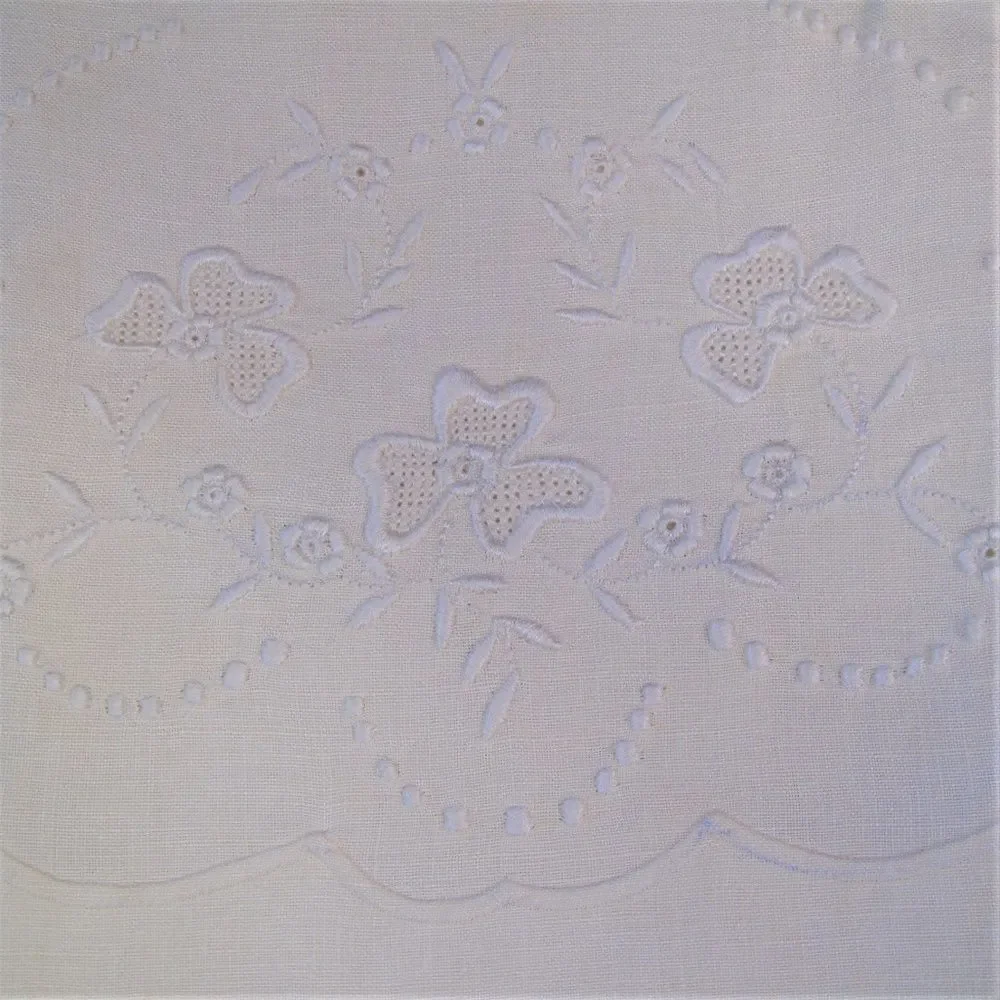 Vintage Linens Table Runner Dresser Scarf